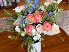 Come mantenere i fiori più freschi per la festa della mamma più a lungo, secondo gli esperti floreali