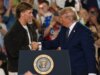 Bomani Jones diventa l’ultimo commentatore a criticare Jaxson Dart per aver presentato Donald Trump: “imbarazzante”