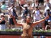 Naomi Osaka si diverte con la moda agli Open di Francia. Dovrà vincere ancora per continuare a giocare a travestirsi