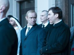 “Il mago del Cremlino” romanza la voce all’orecchio di Putin, guidando la sua ascesa al potere