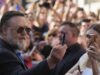 Russell Crowe critica l’effetto “clickbait” sull’interazione con chi cerca autografi: “Qual è il tuo problema?”