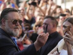 Russell Crowe critica l’effetto “clickbait” sull’interazione con chi cerca autografi: “Qual è il tuo problema?”