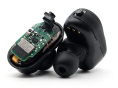 Dimentica gli occhiali intelligenti: i ricercatori dell’UW inseriscono minuscole fotocamere negli auricolari per l’intelligenza artificiale a mani libere