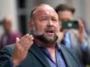 Il tentativo della Onion di rilevare la Infowars di Alex Jones è in un limbo mentre emergono nuove battaglie giudiziarie