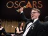 Un Oscar viene smarrito, poi ritrovato, dopo che il regista è stato costretto a registrarlo su un volo in partenza dall’aeroporto JFK