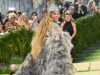 Beyoncé, Unhealthy Bunny e Janelle Monáe si prendono delle libertà artistiche con il costume code del Met Gala