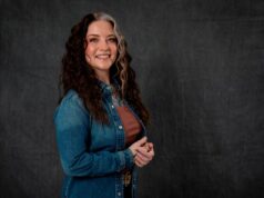 Ashley McBryde è caduta da cavallo ed è andata nel “selvaggio”. Il suo nuovo album è il più personale finora