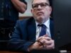 Harvey Weinstein torna in tribunale dopo essersi sentito male mentre la giuria delibera sul nuovo processo per stupro
