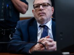 Harvey Weinstein torna in tribunale dopo essersi sentito male mentre la giuria delibera sul nuovo processo per stupro
