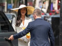 Il nuovo marito di Dua Lipa, Callum Turner, “è scoppiato in lacrime quando l’ha vista camminare lungo la navata mentre la coppia si sposava con una modesta cerimonia legale con solo otto ospiti prima di festeggiare con una tranquilla cena in famiglia”
