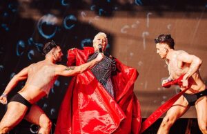Denise Welch, 68 anni, è considerata un'”icona” mentre esegue It is Raining Males con ballerini a torso nudo durante un’apparizione a sorpresa al Mighty Hoopla