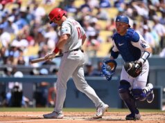 Phillies C JT Realmuto colpito dal lancio al polso; Radiografie detrimental