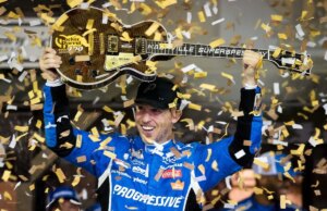 Denny Hamlin ottiene la seconda vittoria della stagione allo stretto Cracker Barrel 400